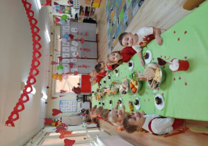Grupa dzieci 3-letnich podczas słodkiego poczęstunku