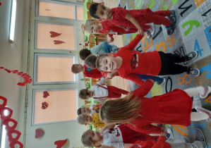 Grupa dzieci 3-letnich tańczących w kole