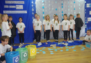 Grupa 6-latków podczas występu.