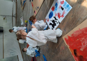 Grupa dzieci podczas malowania