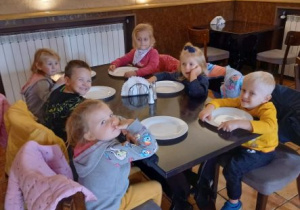 Dzieci z grupy Jeżyków w pizzerii