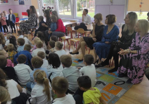 Dzieci oraz pracownicy przedszkola oglądają występ.