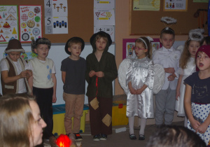 Dzieci podczas przedstawienia jasełkowego.