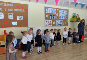 Dzieci podczas występu.