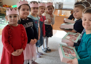 Grupa dzieci 4-5- letnich świętuje Dzień Kobiet.