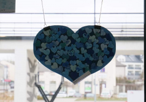 Niebieskie serce wykonane na wystawę.