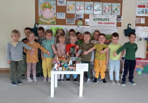 Dzieci z grupy Jeżyki prezentują wykonaną zagrodę.