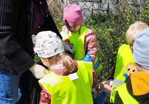 Dzieci podczas akcji Sprzątanie świata.