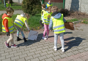 Dzieci podczas akcji "Sprzątanie świata."