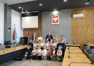 Grupa dzieci wraz z p. Dyrektor, p. Prezydentem oraz Wychowawcami.