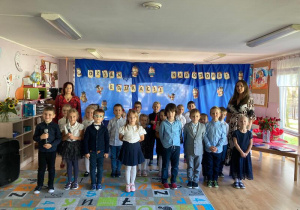 Grupa dzieci 6-letnich podczas występów z okazji Dnia Nauczyciela