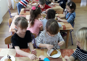 Dzieci z grupy 5-latków przygotowuja owocwe jeże.