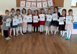 Grupa dziewczynek 5- letnich z dyplomami Super Dziewczynki