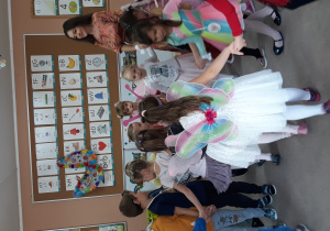 Dzieci z grupy 6-latków tańczą.